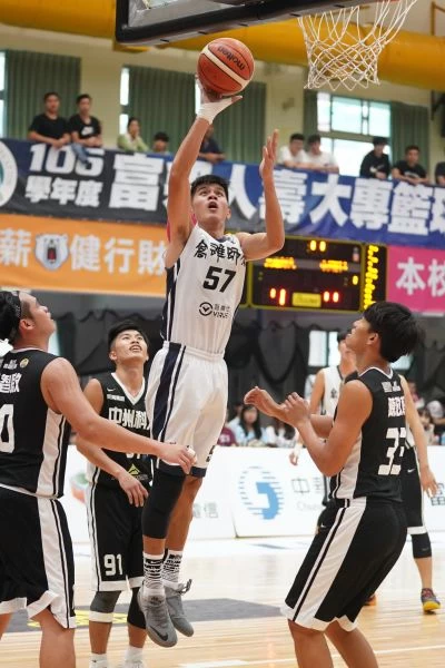 高雄師大劉宏柏切入拋投。圖/UBA提供