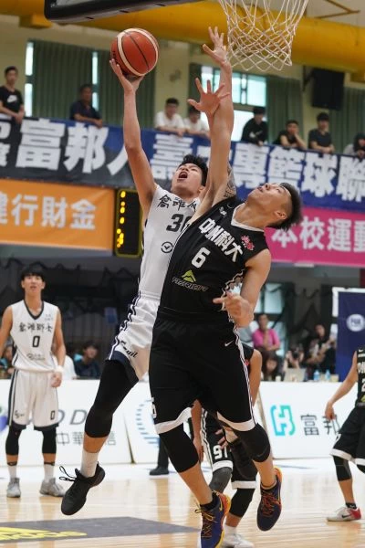 高雄師大李家耀籃下強攻。圖/UBA提供
