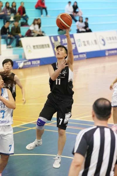 台灣大學葉依婷抱傷上陣。