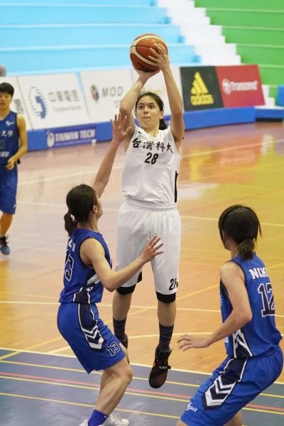 台灣科大美台混血劉莎玟跳投。