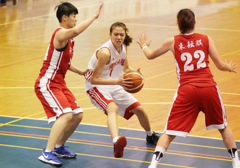 佛光大學劉昕妤持球面對台師大兩人包夾。