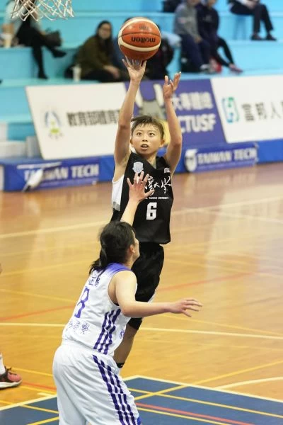 台灣大學許硯筑跳投。