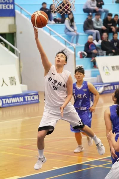 台灣科大劉威成切入挑籃。