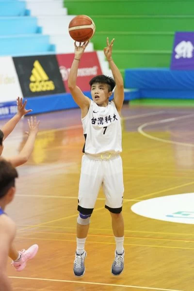台灣科大鄭鈺潔跳投。
