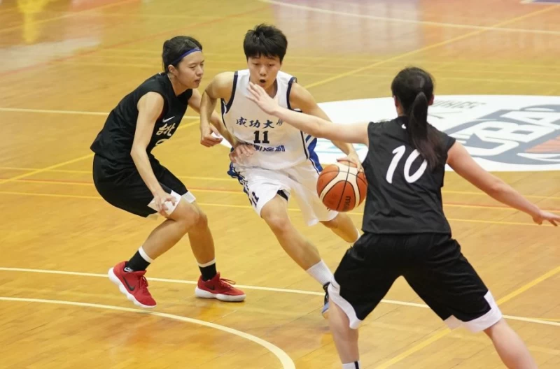 成功大學李佳潔運球突破北大包夾。