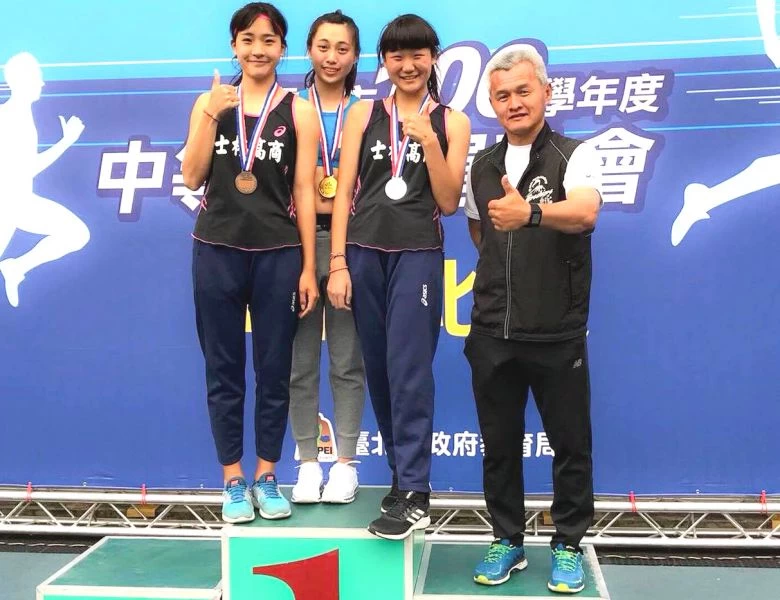 台北士商包辦台北市中運高女撐竿跳前三名，開心和教練王文祥合影，孔依靈／提供。