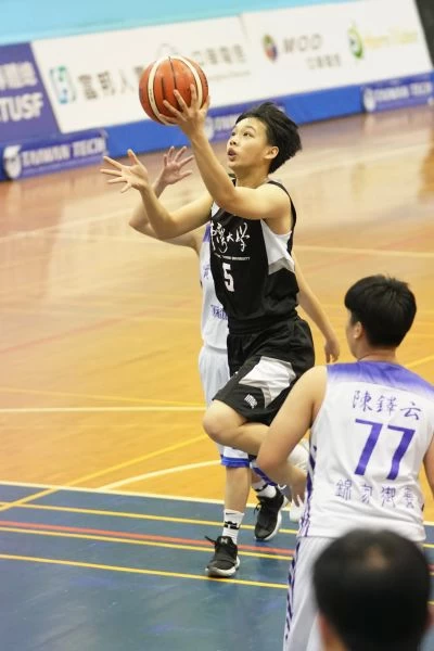 3度「雙十」的台灣大學李慶雅突破.上籃。