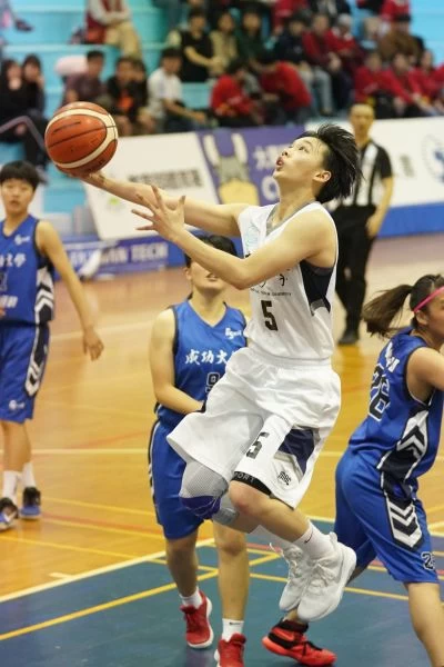 台灣大學李慶雅切入挑籃。圖/UBA提供