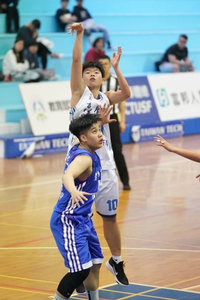台灣體大菜鳥曾凱羚跳。圖/UBA提供