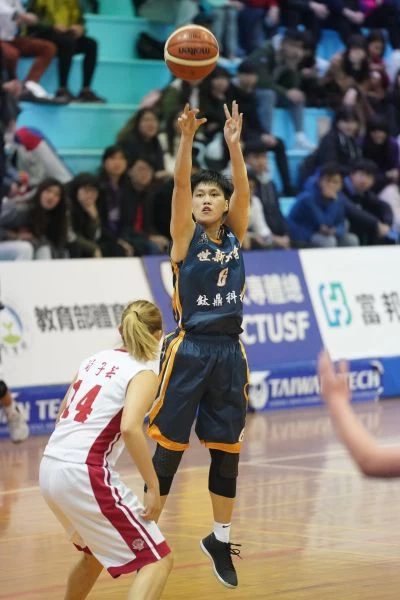 世新大學卓敬跳投。