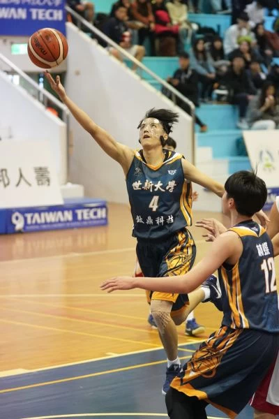 世新大學李郡心挑籃。