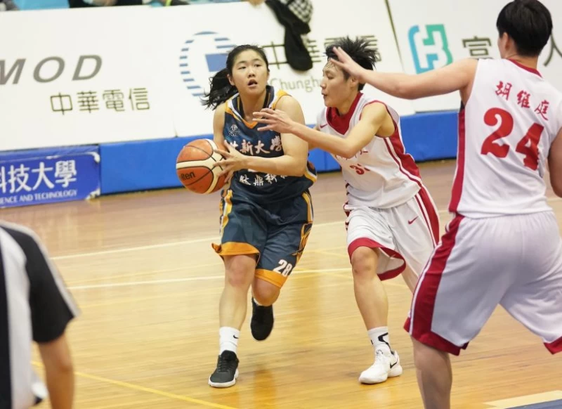 世新大學梁雅媚運球突破。