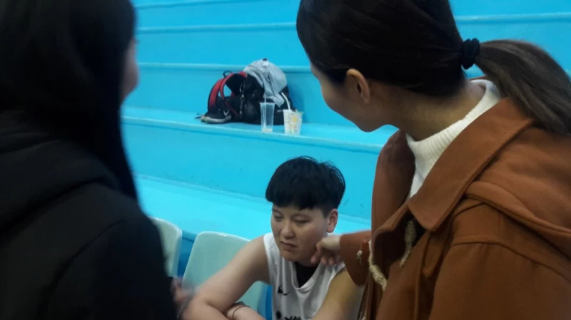 北一女、台科大雙重學姊林心茹(右)安慰學妹閔萱翊。
