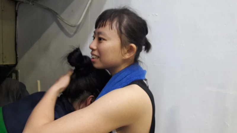 台大許硯筑與陽明學姊台科大劉威成相擁而泣。
