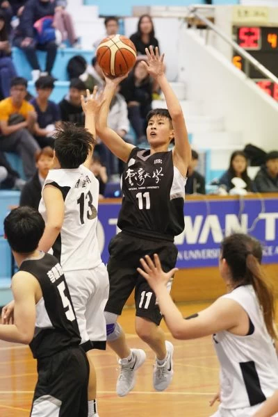 台灣大學葉依婷抱傷上陣.12分鐘得11分成功救鴐。