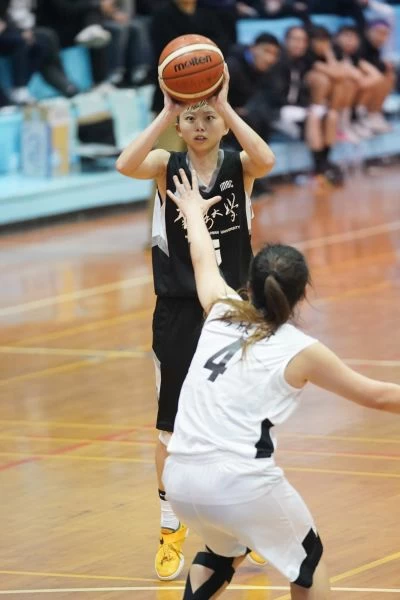 台灣大學許硯筑全神貫注。