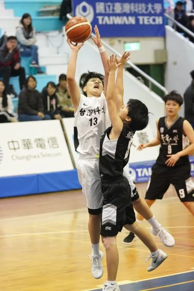 台灣科大閔萱翊13分、10籃板本季首度「雙十」外帶4助攻白搭。
