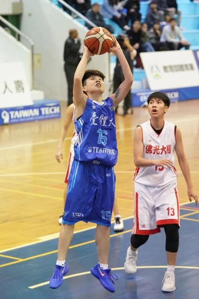 台灣體大張譯文進攻。