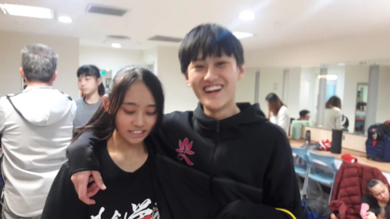 羅家姊妹情深、今天攻下25分的羅培儀(左)與上季mvp羅培甄相見歡。