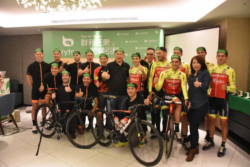 美國光明車隊Team Illuminate(左)、義大利Willier Triestina。圖/Bryton提供