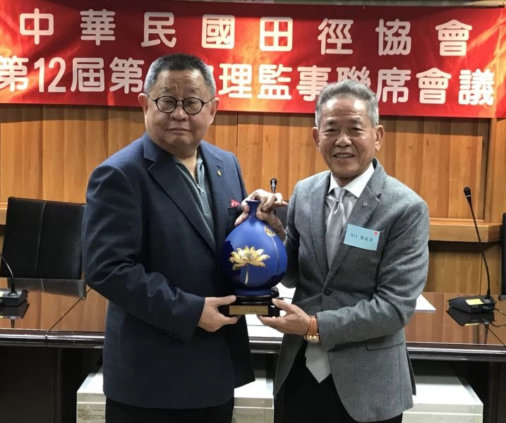葉政彥獲選新任田協理事長。左為原任理事長蔡辰威。田徑協會／提供。