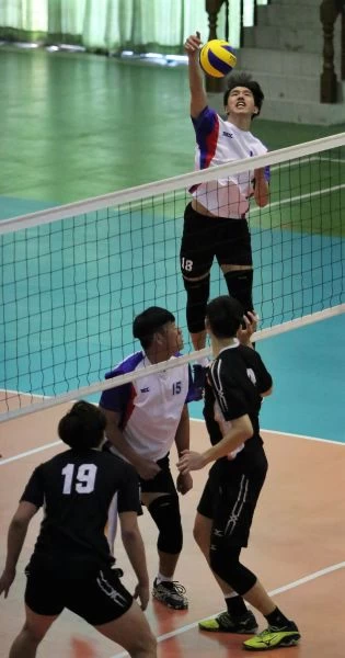 國北教大陳立偉殺球。