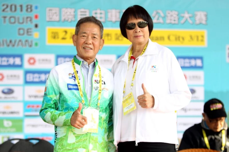 新科田徑協會理事長葉政彥(左)和「飛躍的鈴羊」紀政,中華民國自由車協會/提供。