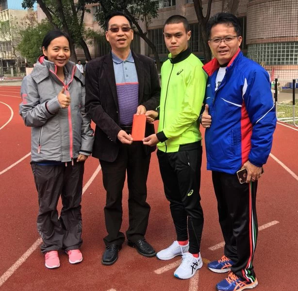 葉守博(右二)捐贈兩萬元給五權國中田徑隊。黃春榮/提供。