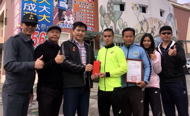 葉守博(右四)捐贈兩萬元給長億高中。黃春榮／提供。