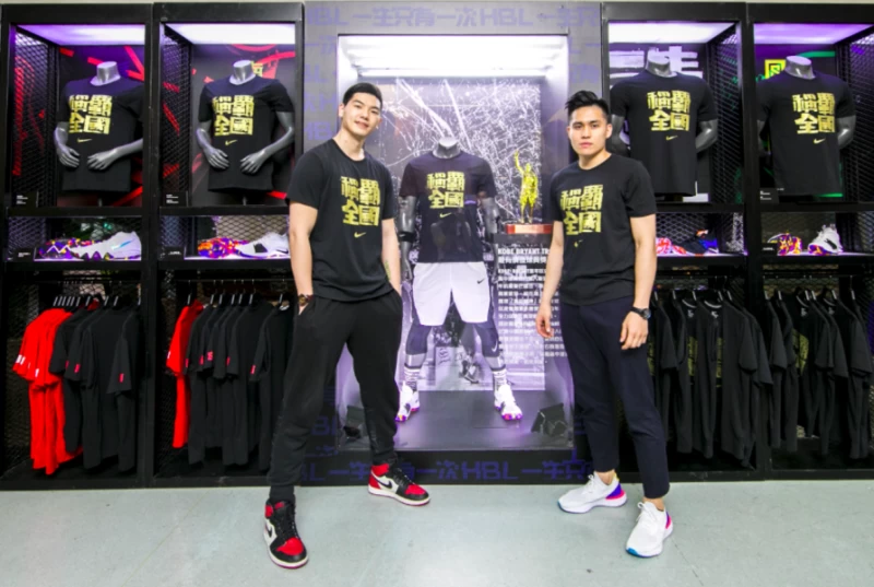 松山大學長胡瓏貿以及能仁大學長陳盈駿來到 NIKE HBL 期間限定店擔任一日店長。圖/NIKE提供