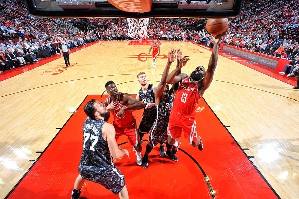 哈登率火箭擊敗馬刺。(圖片來源:@ESPNStatsInfo)