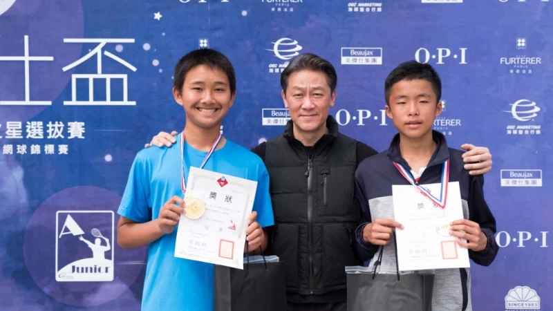 第七屆OPI盃14歲組男單冠軍後甲國中周文毅(左)、謝宇瀚(右)，美傑仕集團總裁陳睿豐親自到場頒獎。圖/海碩整合行銷提供