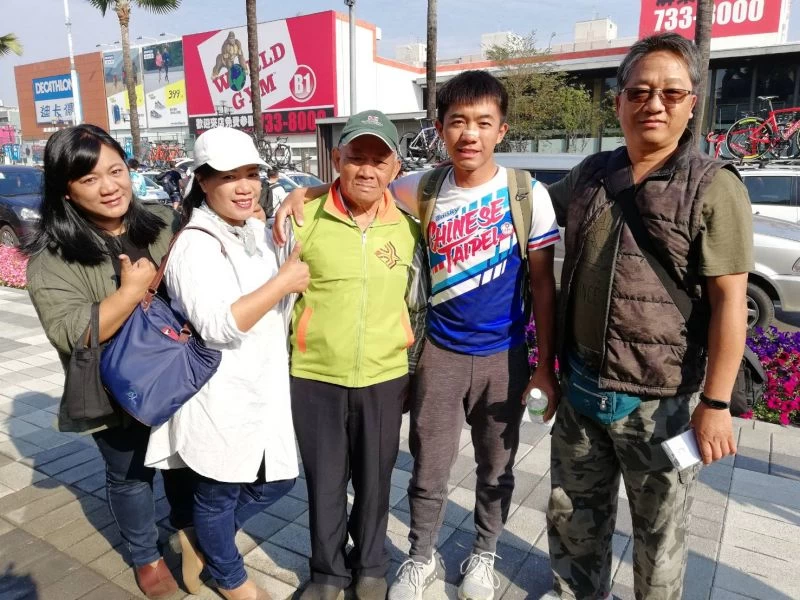 王景徽的全家和阿公都來幫他加油。中華民國自由車協會提供