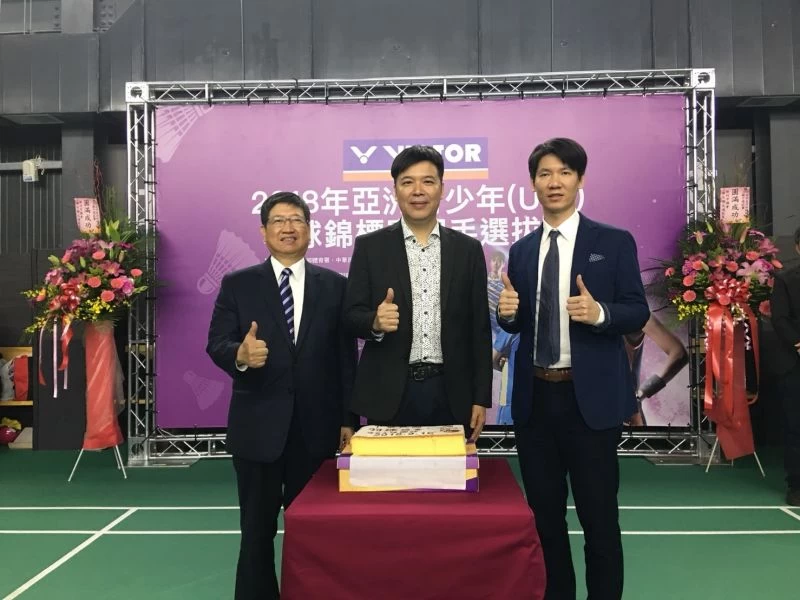 圖1.中華羽協張國祚理事長(中)、新竹縣副縣長楊文科(左)、中華羽球協林銘傑副理事長(右)。圖/羽協提供