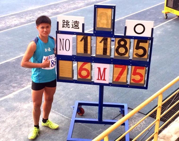 劉沅翰在台北市春季全國田徑賽以6公尺75奪金。張哲勇/提供。