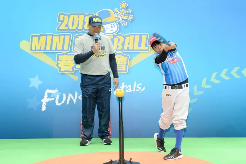 黃忠義指導小朋友打擊姿勢及技巧。圖/公關提供