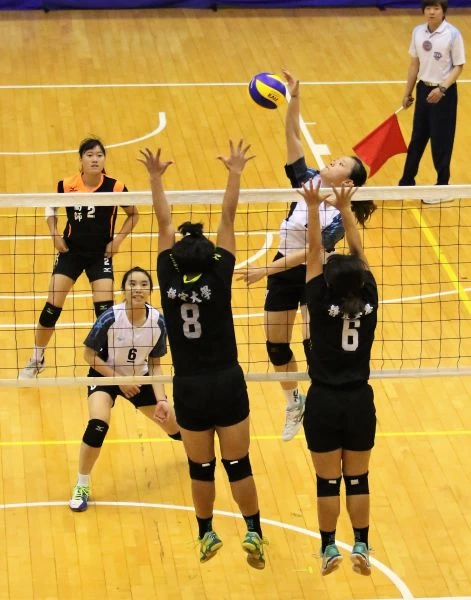 高師大胡瑜庭（右）殺球得手／黃秀仁攝