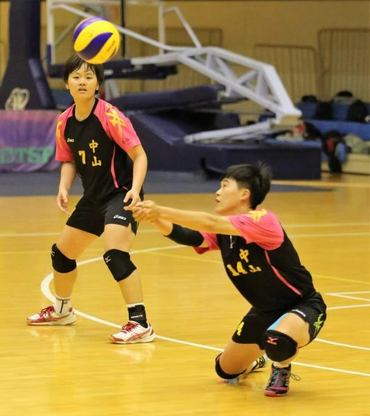 中山蘇湘娸（右）救下險球／黃秀仁攝