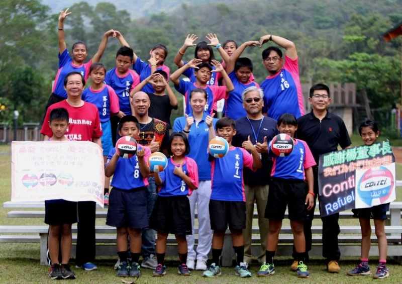 Conti董事長楊惟超和世大運國手陳怡如一起送球到屏東賽嘉國小。Conti sports／提供。林嘉欣／攝影。