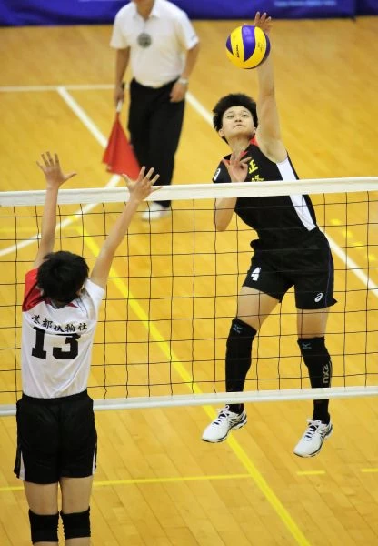 正修李淯（右）網前強勢殺球／黃秀仁攝