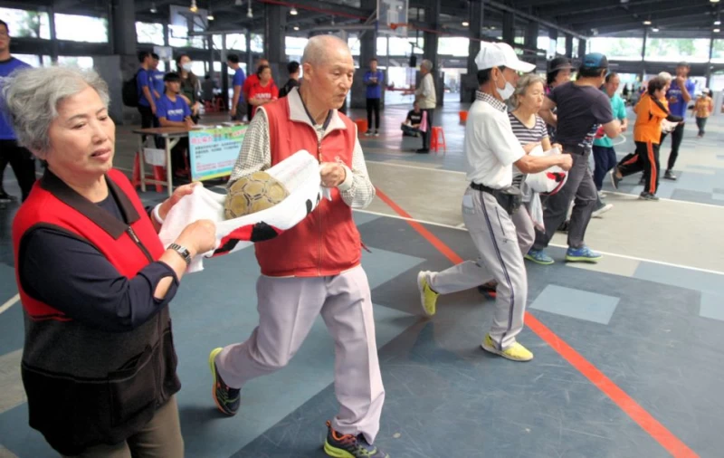 銀髮族趣味運動會於今(24日)上午熱鬧登場。圖/高雄市體育處提供