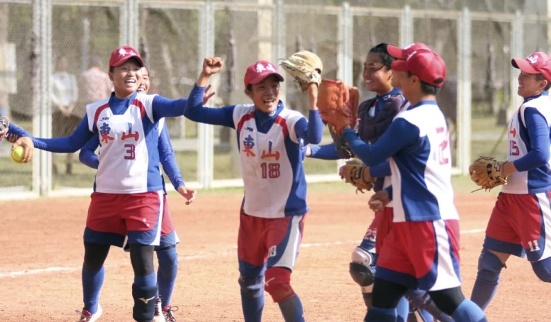 2.東山高中以5比4險贏中正高工,球員賽後露出勝利笑容。高中體總提供
