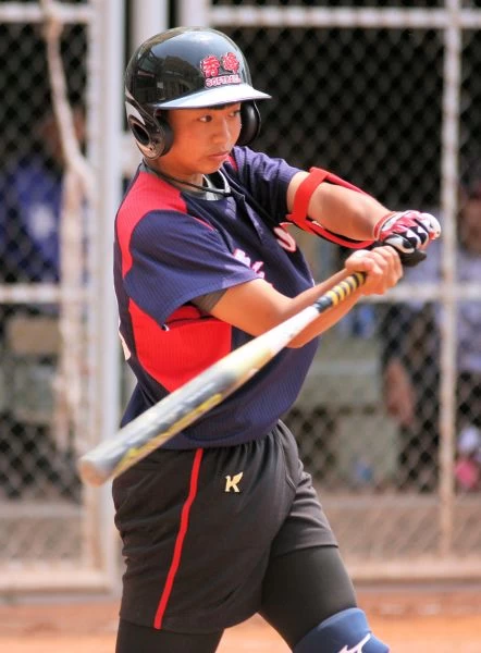秀峰高中廖淑蘋對華江高中之役,首局轟出大會首支全壘打且為滿貫炮。高中體總提供