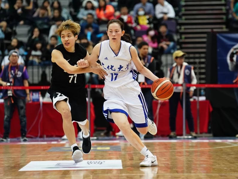 文化黃鈴娟推進北市大朱育勤緊追著防守。