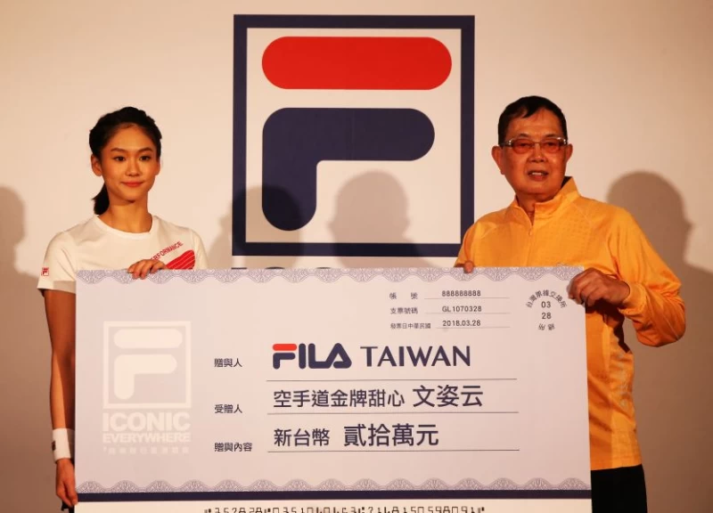 FILA獻上驚喜大禮給文姿云，希望文姿云接下來比賽中皆能獲得佳績。圖/記者李天助攝
