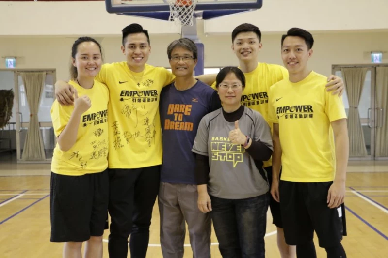 陳盈駿等人與連登威教練及師母合影。