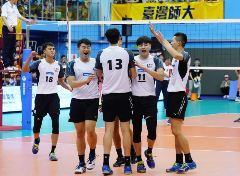 完成11連霸的台師大球員相互慶賀／大專體總提供