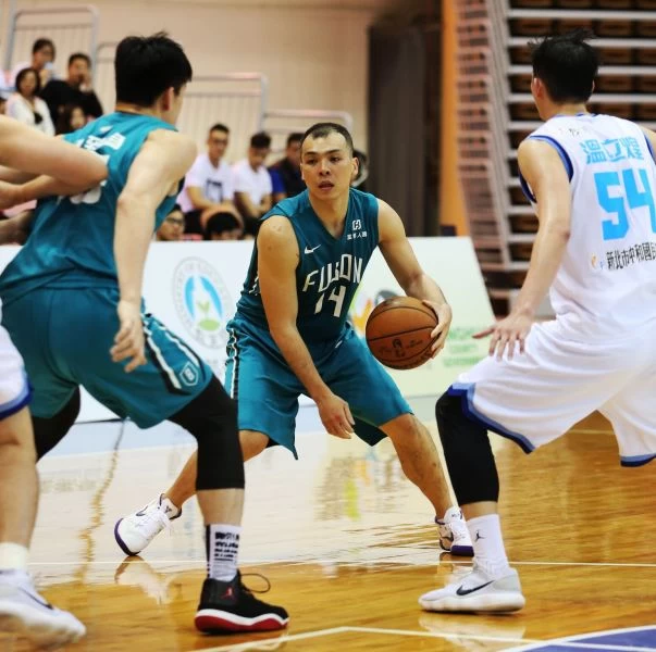 富邦蔡文誠(左二)。李天助攝