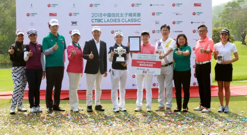 比賽優勝球員與大會貴賓們大合影。