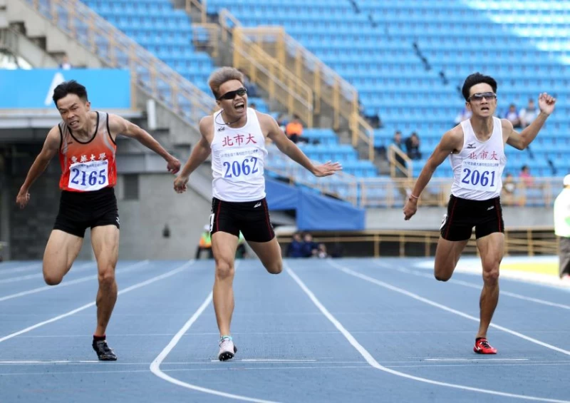 東華大學范志維(左)險勝,在大男甲組200公尺稱王。林嘉欣/攝影。